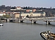 Regierungsgebäude an der Moldau und die Brücke Mánesův most